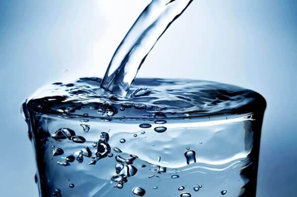 Wasserfilter für den Wasserhahn Mikroplastik Gefiltertes vitalisiertes Leitungswasser trinken gesundes Wasser mit Trinkwasserfiltern für den Wasserhahn